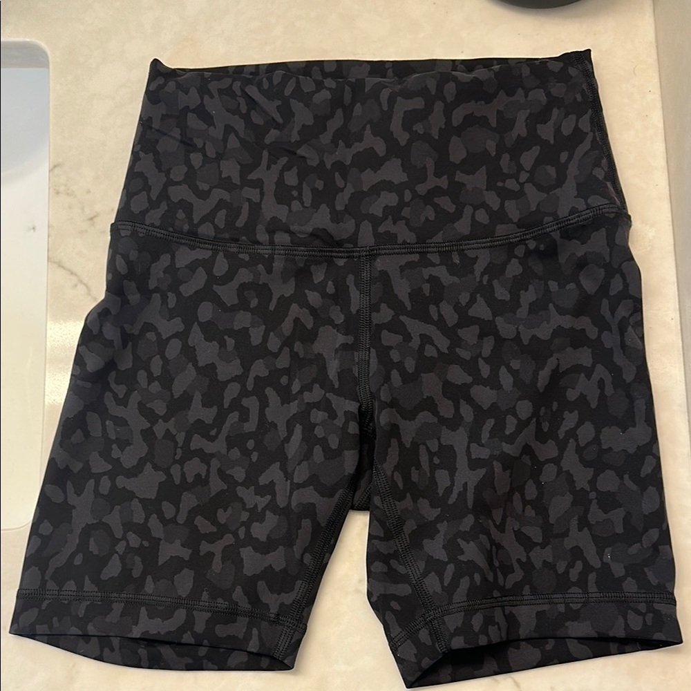 EUC Lululemon Wunder Train Shorts in Formation Camo Deep Coal Multi Size 4
